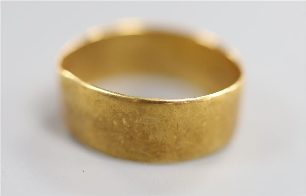An 18ct gold wedding band, size Q, 4.9 grams.
